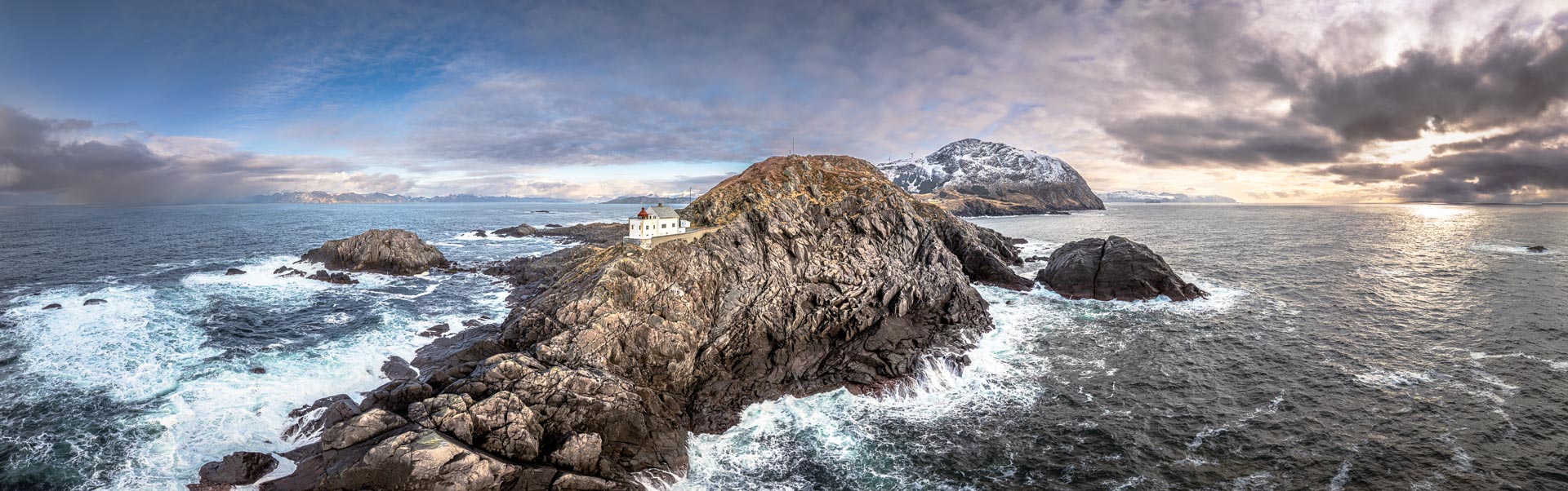Kråkenes fyr - Leuchtturm an der nordwestlichen Spitze der Insel Vågsøy in Westnorwegen