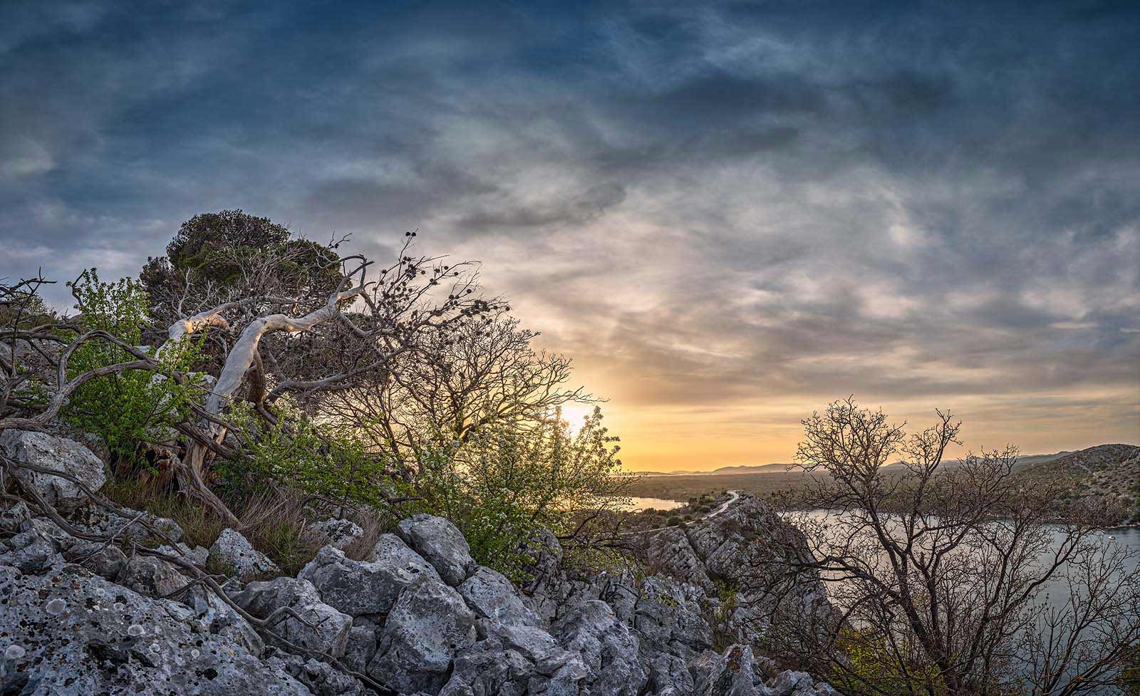 Sibenik, Kroatien: Sonnenuntergang am Kanal Sveti Ante. Einzeiliges Panorama, zusammengesetzt aus 16 Aufnahmen. Originalgröße 150x90 cm | © Reinhard Podolsky