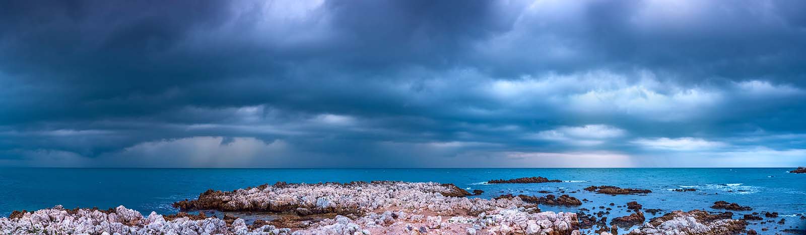 Cap d'Antibes, Cote d'Azur: Vor dem Sturm. Einzeiliges Panorama, zusammengesetzt aus 9 Aufnahmen. Originalgröße 270x80cm | © Reinhard Podolsky