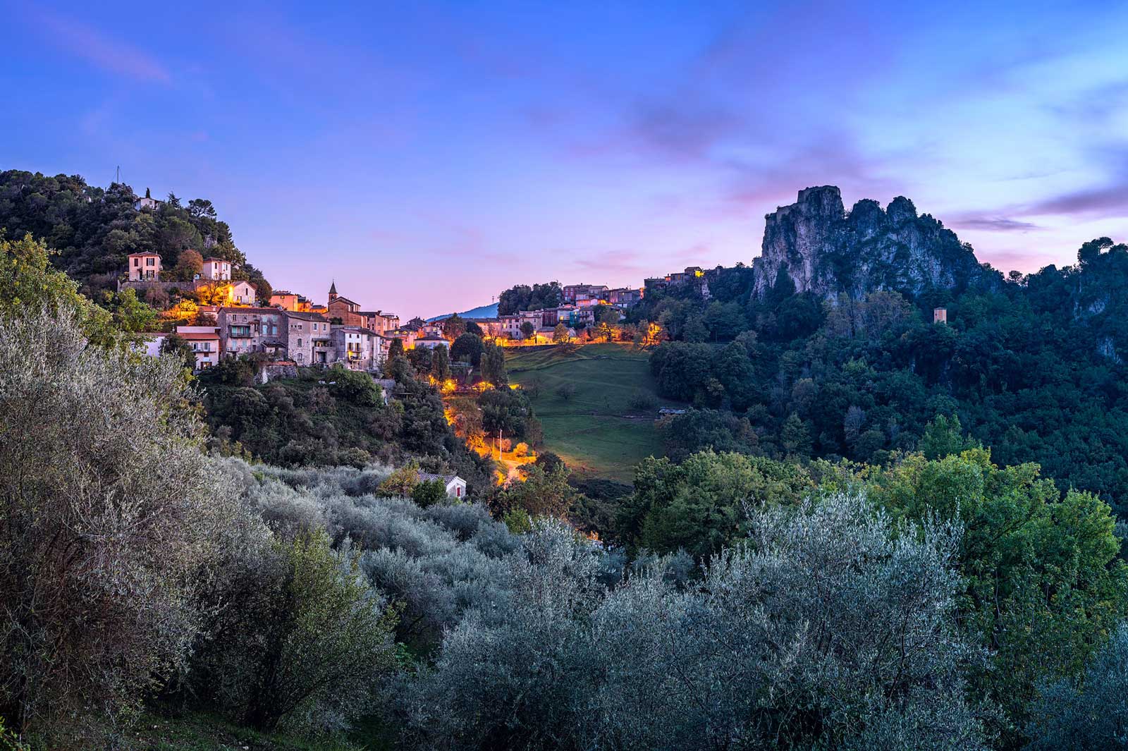 Gilette, Alpes-Maritime, Provence: Nach Sonnenuntergang. Zweizeiliges Panorama, zusammengesetzt aus 8 Aufnahmen. Originalgröße 130x80 cm. | © Reinhard Podolsky